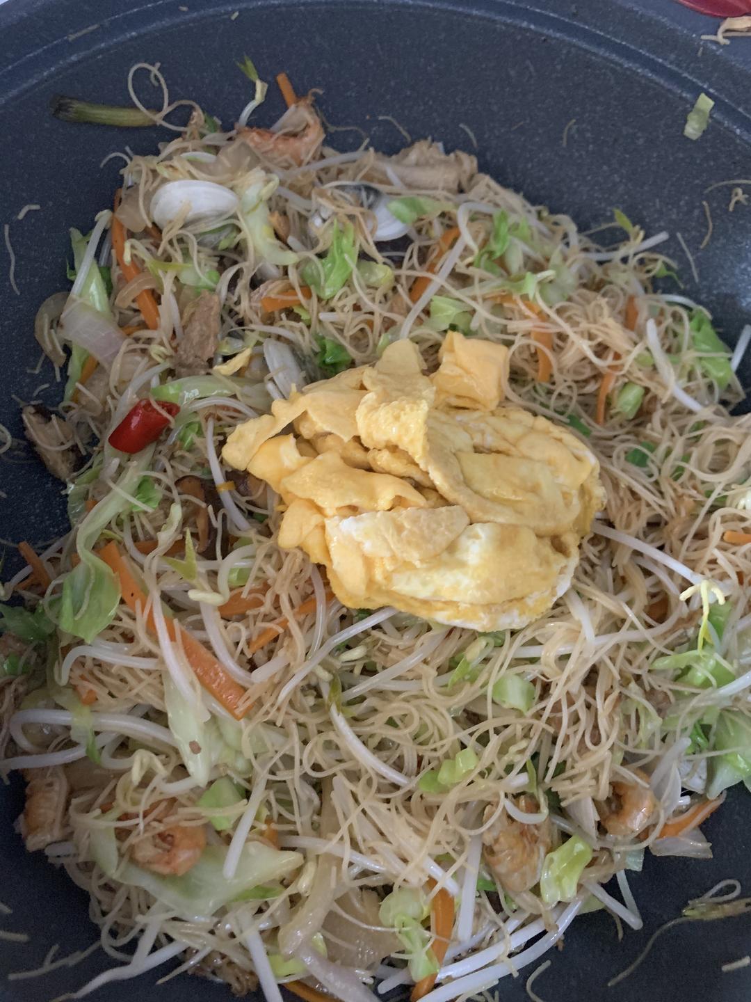 Returning the egg shreds to the wok