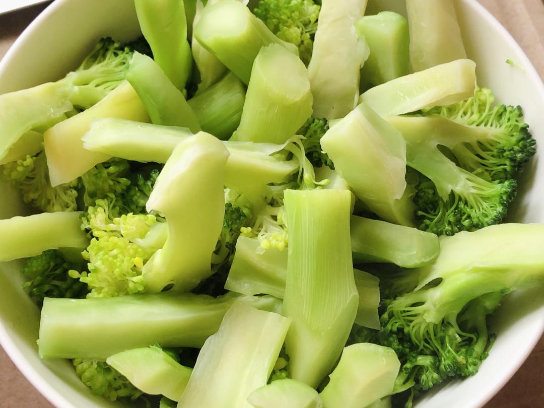 Draining the blanched broccoli