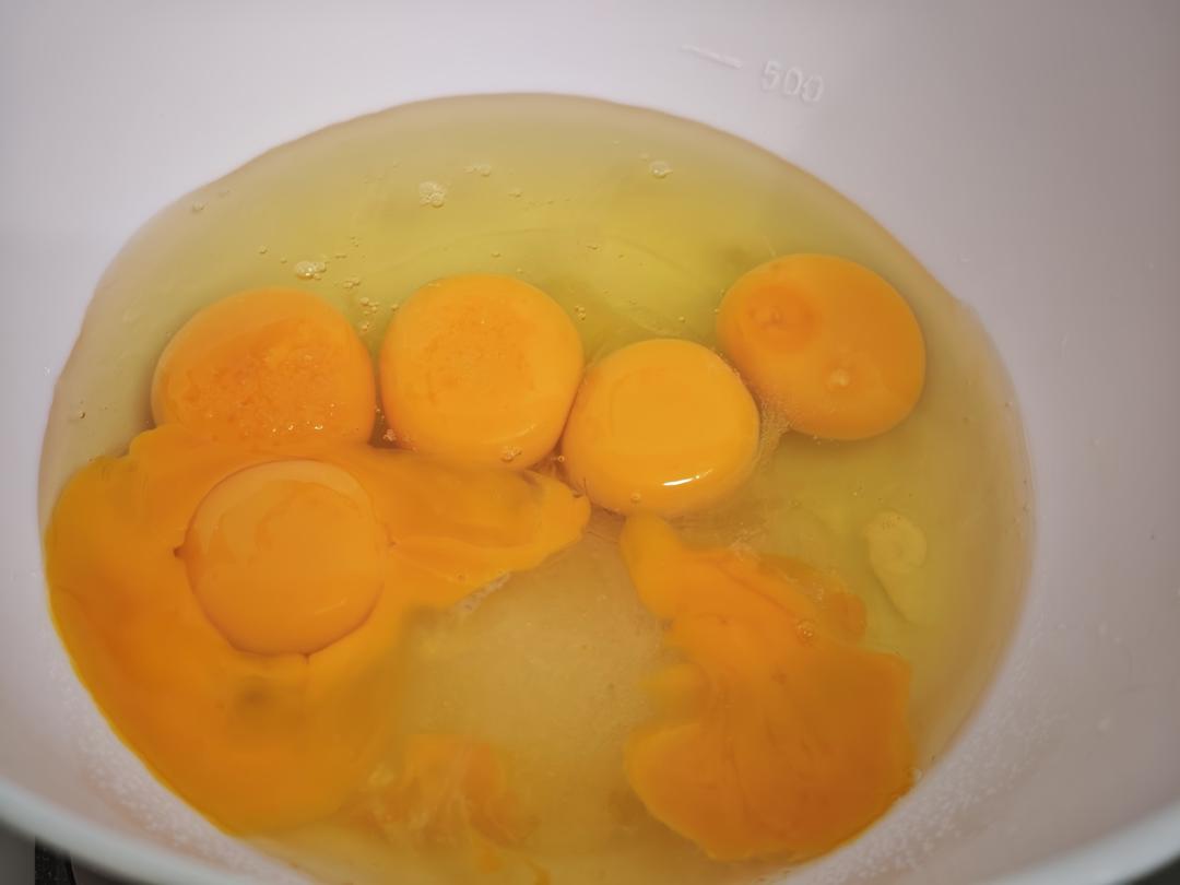 Crack the eggs into a large bowl and add the lemon juice, caster sugar, salt and honey.