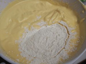 Sift the glutinous rice flour with the baking powder and fold it into the egg foam in two additions, cutting from the bottom up.
