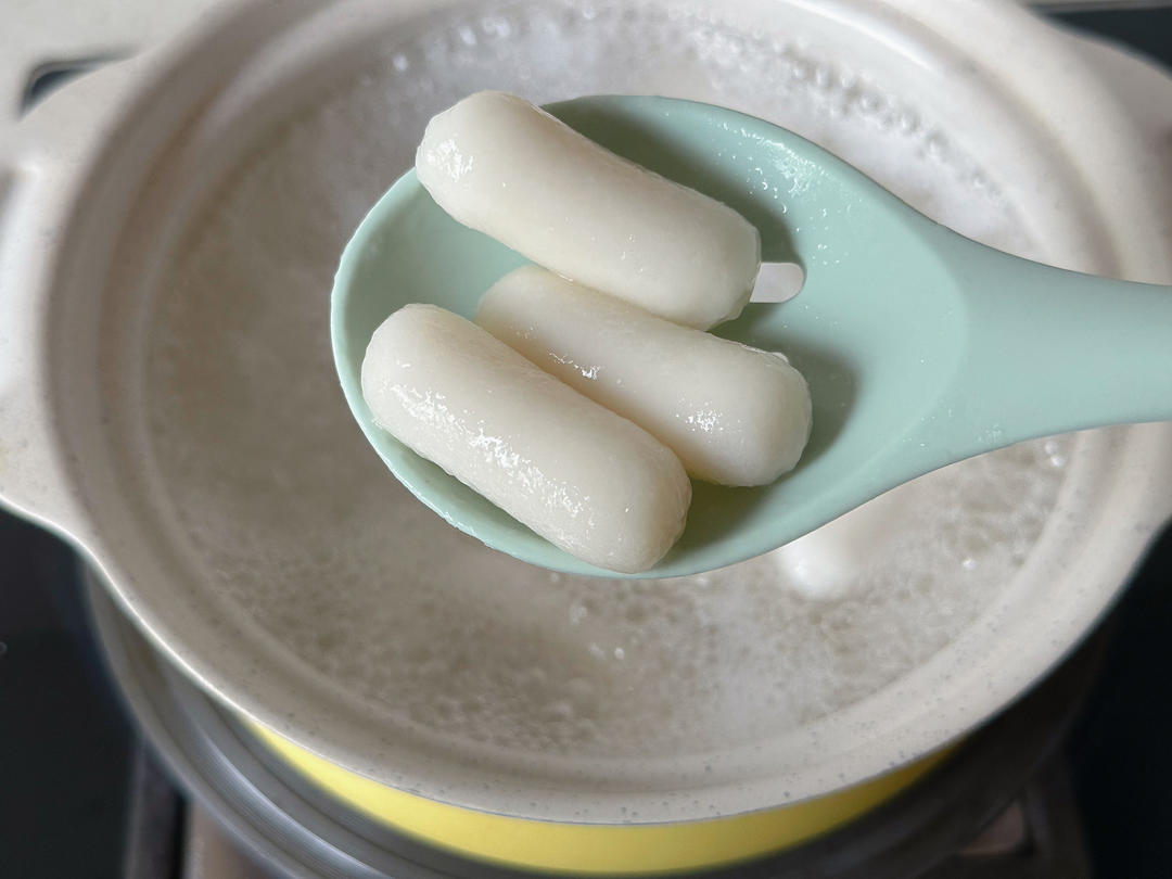 While the chicken cooks, boil the rice cakes;