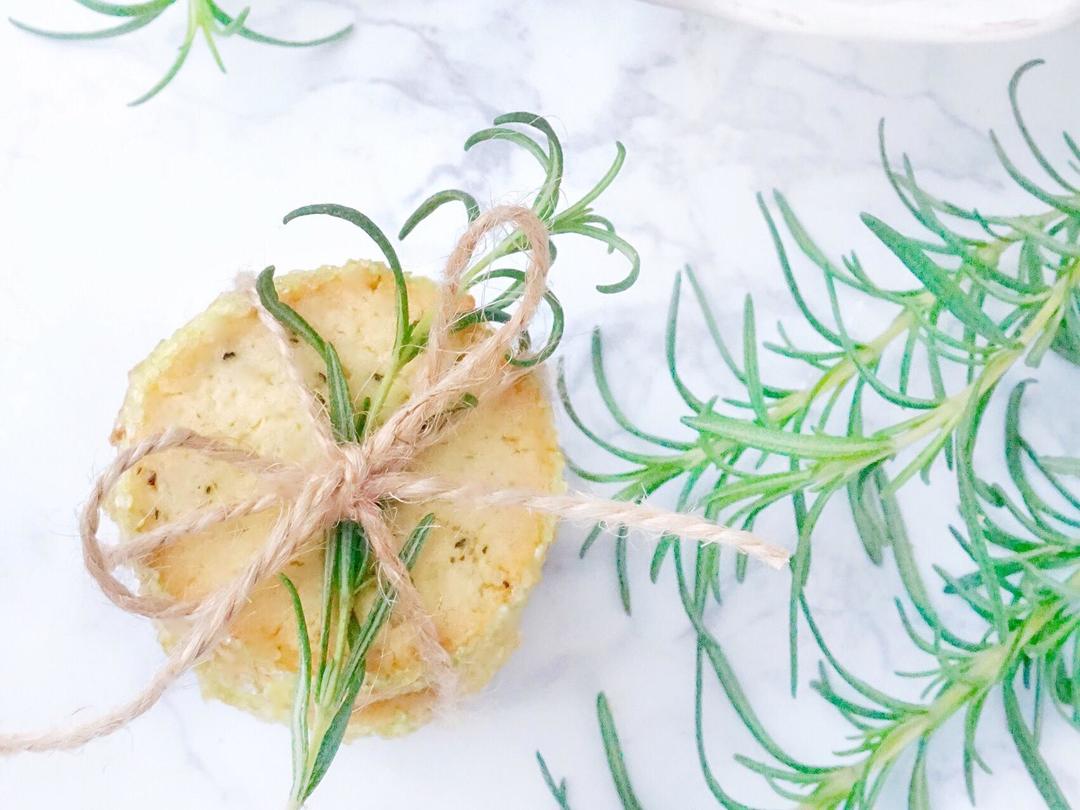 Rosemary butter cookies with sparkling sugar edges