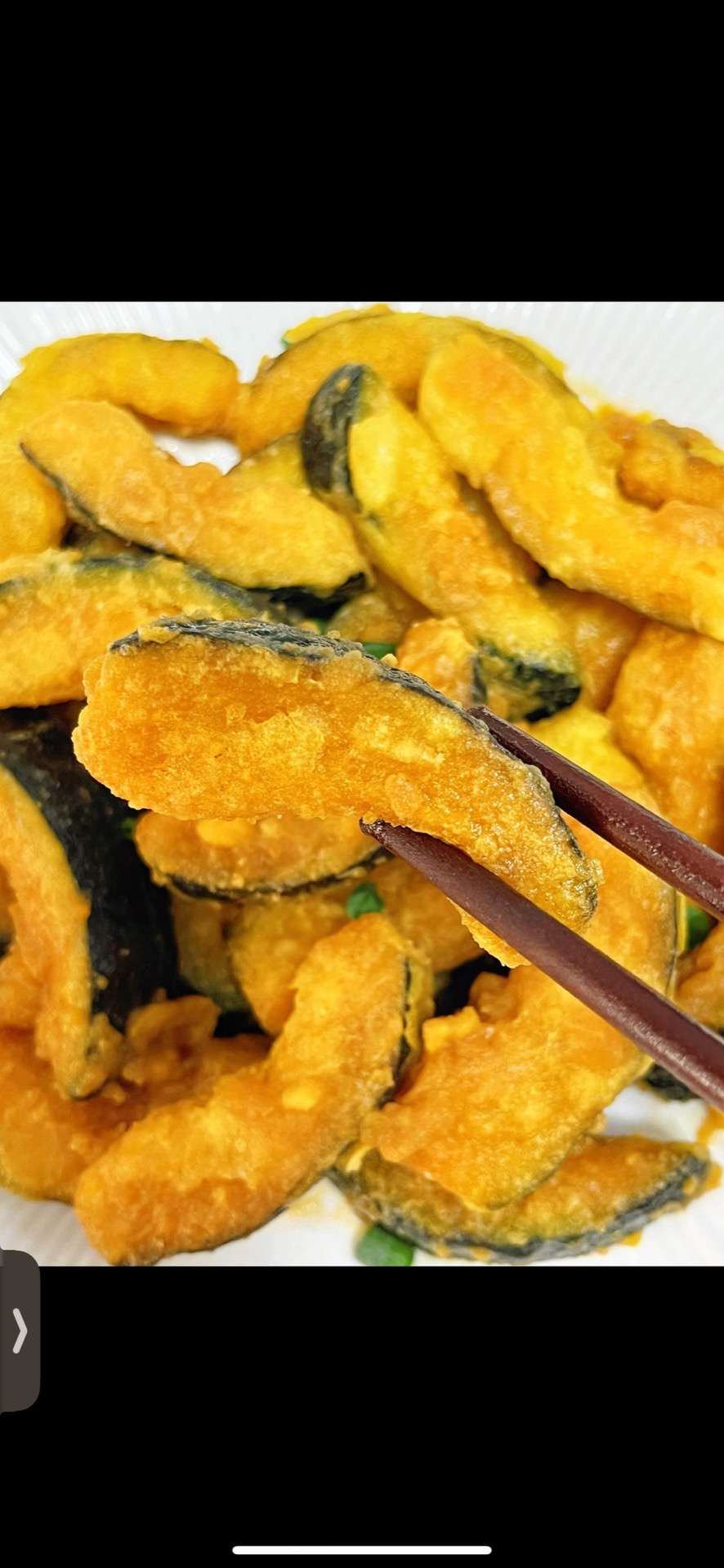 Deep fry the starch-coated pumpkin pieces until golden brown and crisp