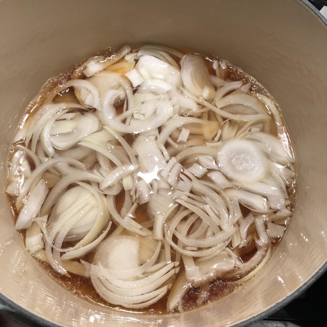 Boil 350 ml water with the onion and seasoning sauce, then bring back to a boil.