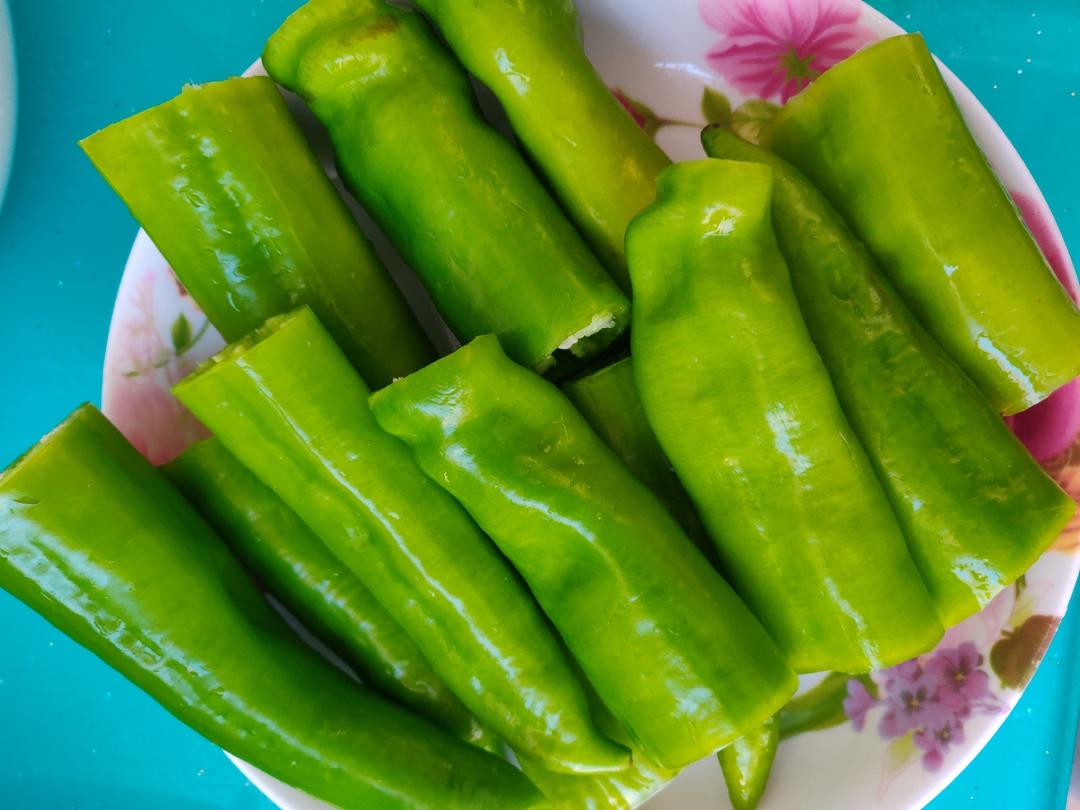 Cut the dried peppers into long sections
