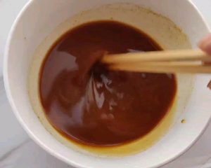 Mix the soybean paste with water and white pepper into a sauce