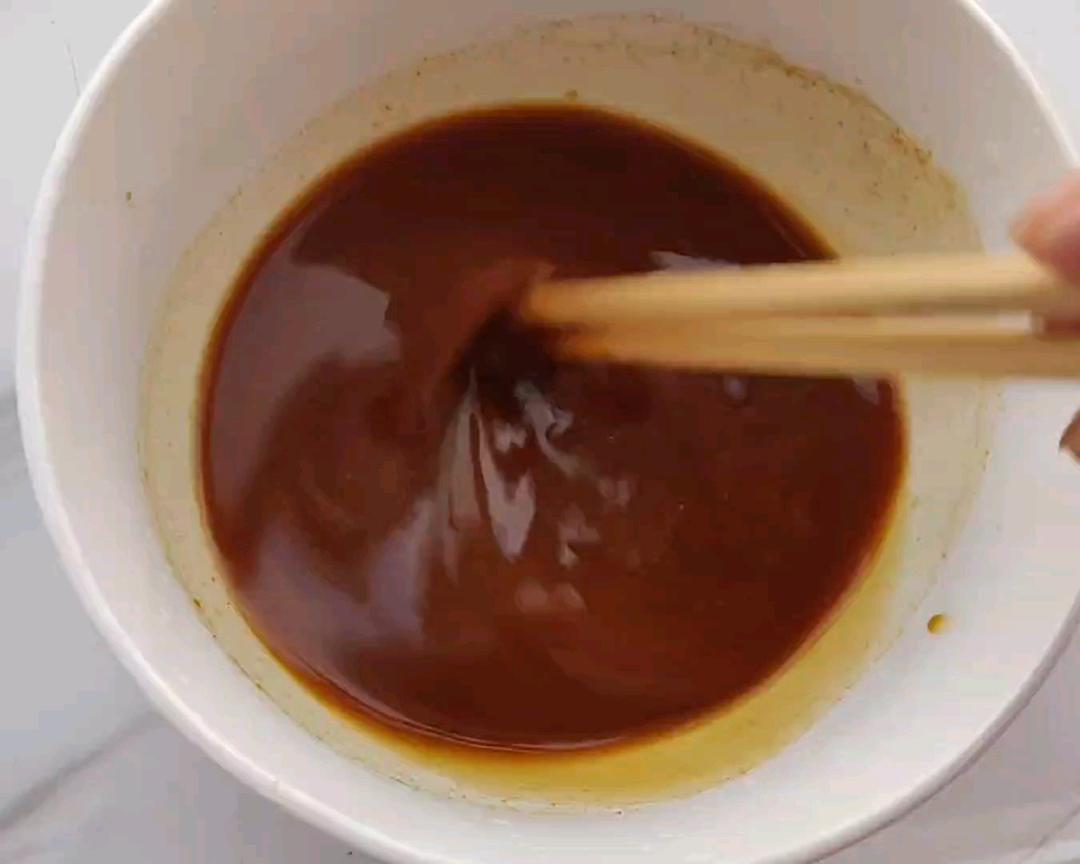 Mix the soybean paste with water and white pepper into a sauce