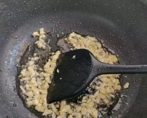 Bloom the garlic, add the soybean paste sauce, and bring to a boil