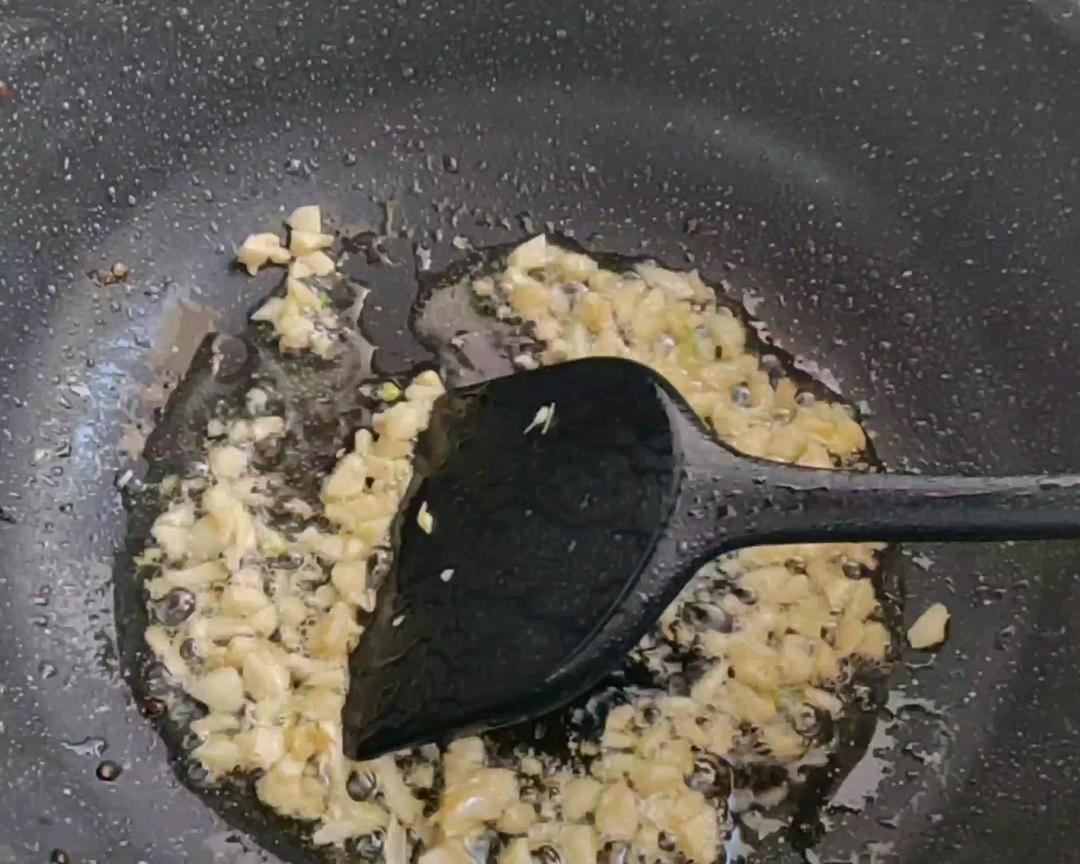 Bloom the garlic, add the soybean paste sauce, and bring to a boil