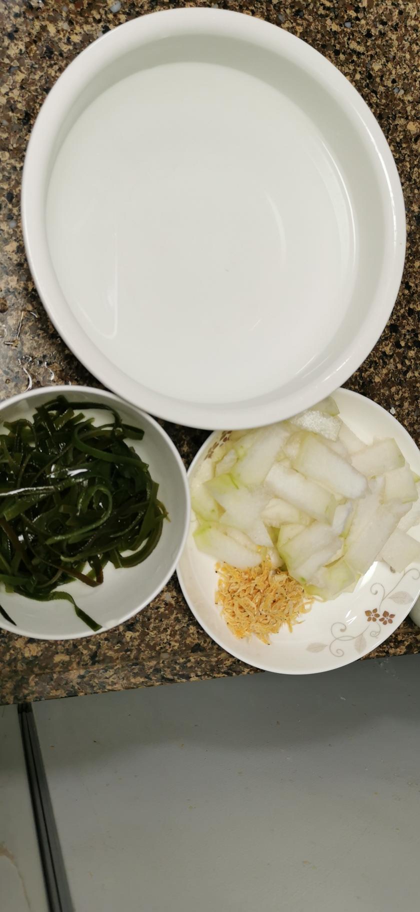 The simple ingredients: soaked kelp, sliced melon, rinsed shrimp