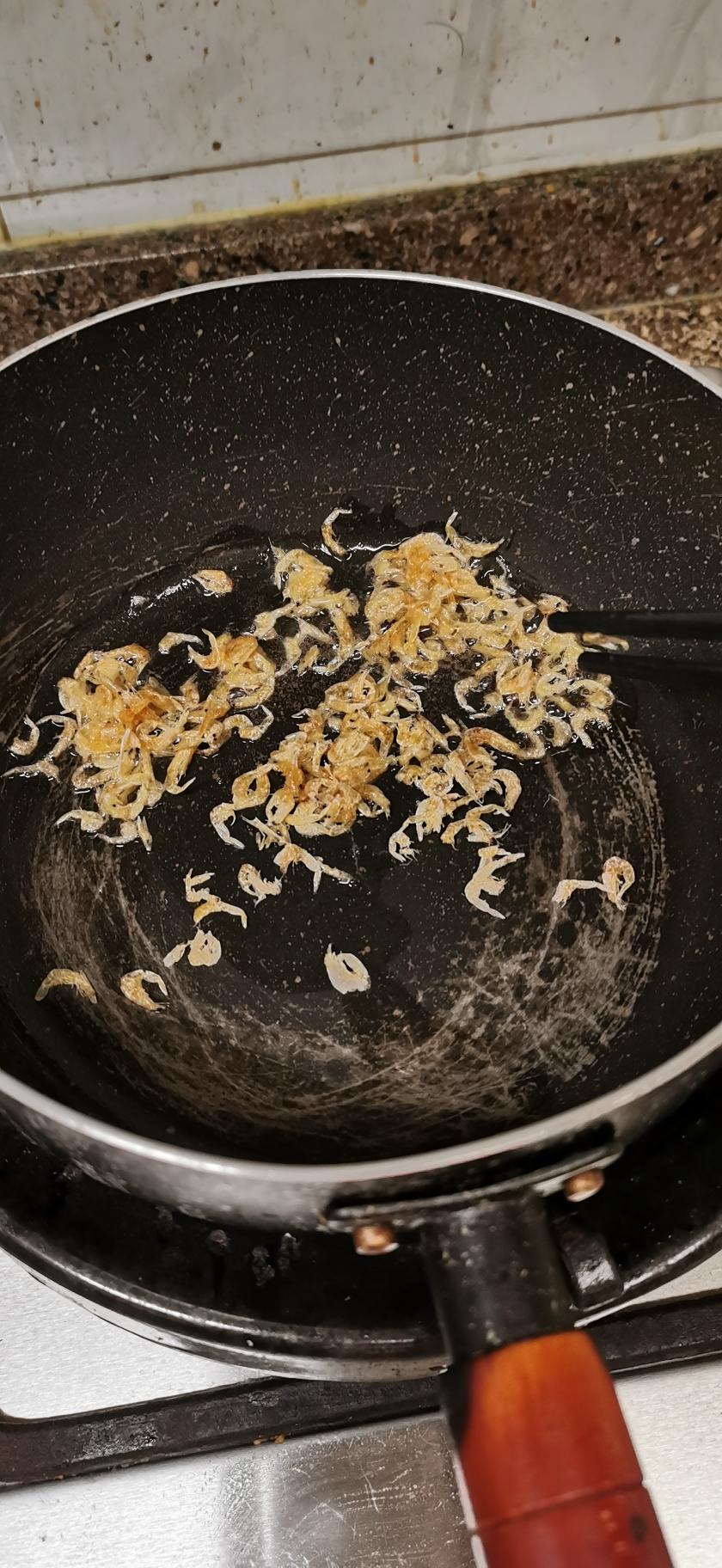 Toast the dried shrimp in a little oil until fragrant