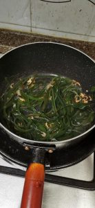 Add the kelp, toss, then add the water