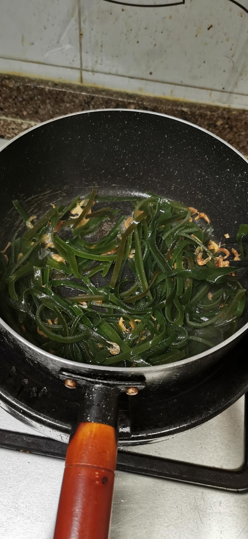 Add the kelp, toss, then add the water