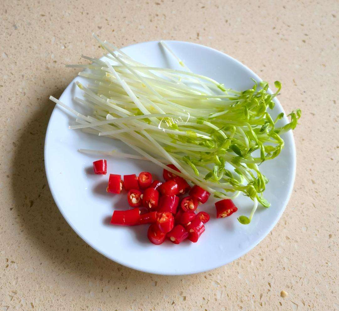 Wash the pea shoots and slice the bird's eye chilies into rings