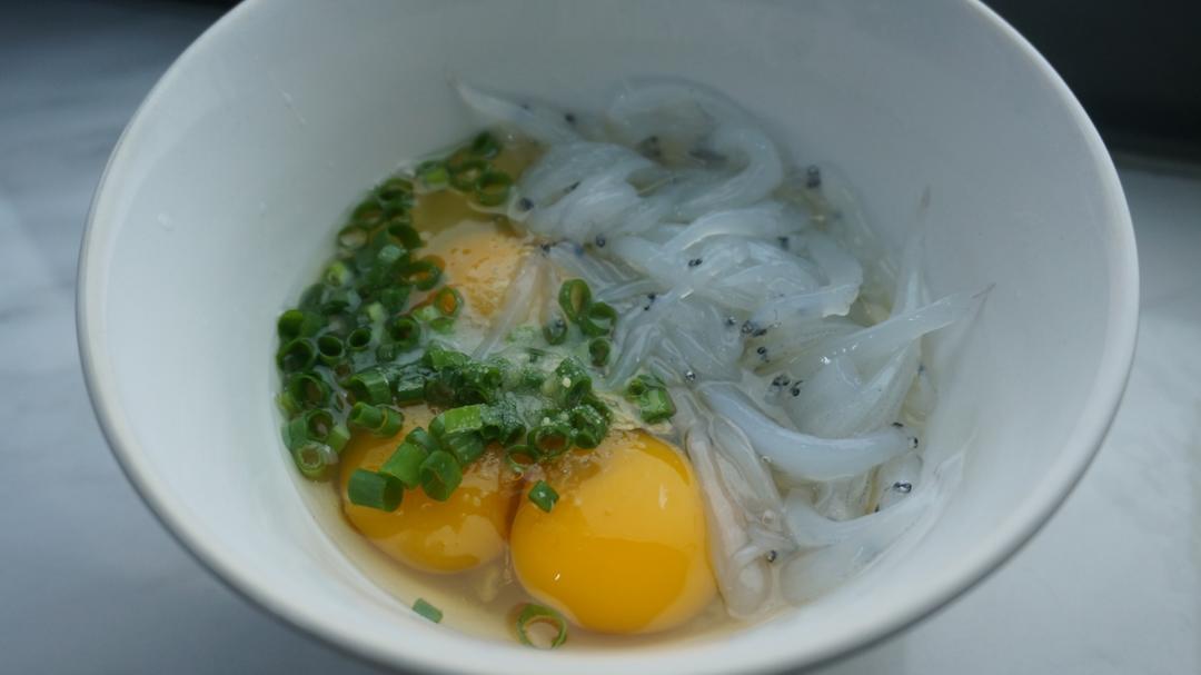 Beat the eggs with seasoning and scallion, then fold in the silverfish