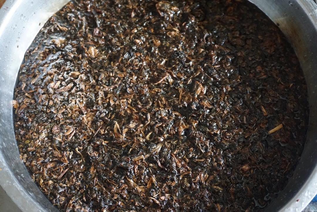 Fry the pork skin side down in oil over low heat, covered, until it blisters into tiger skin.