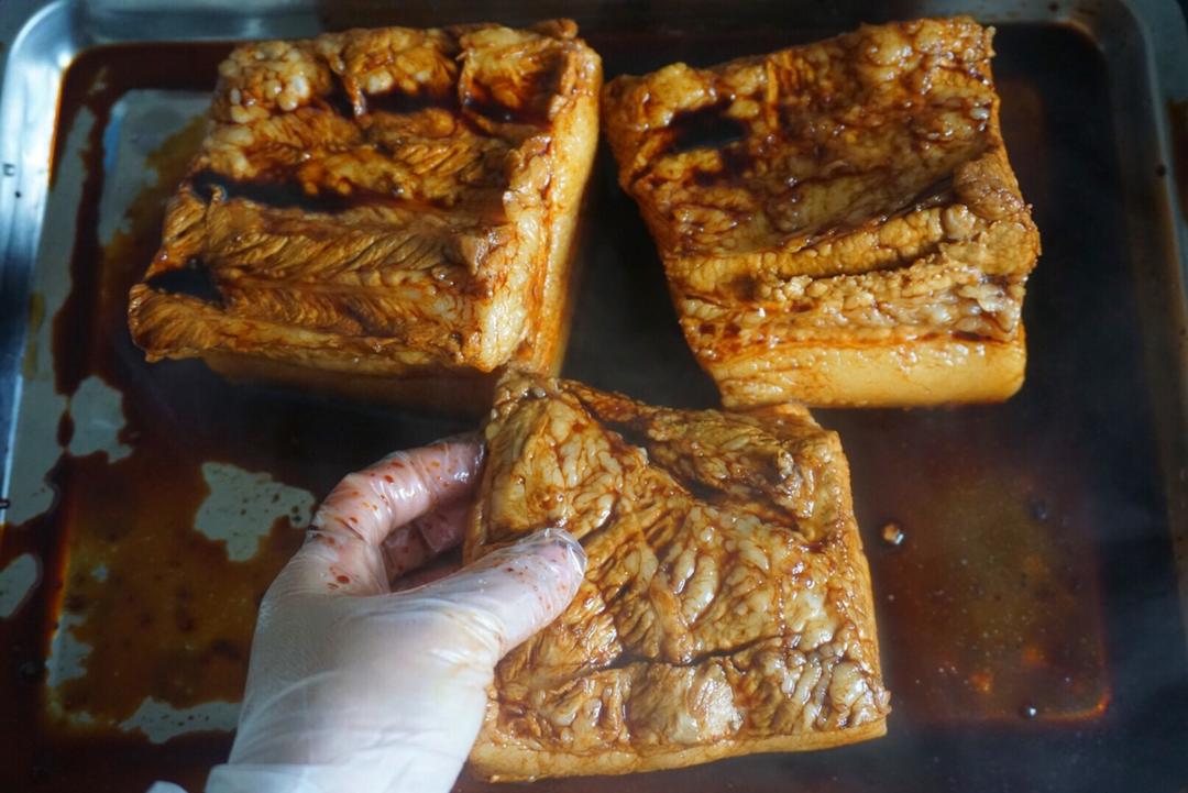 Set the coated pork belly skin side up and let the dark soy dry into the skin.