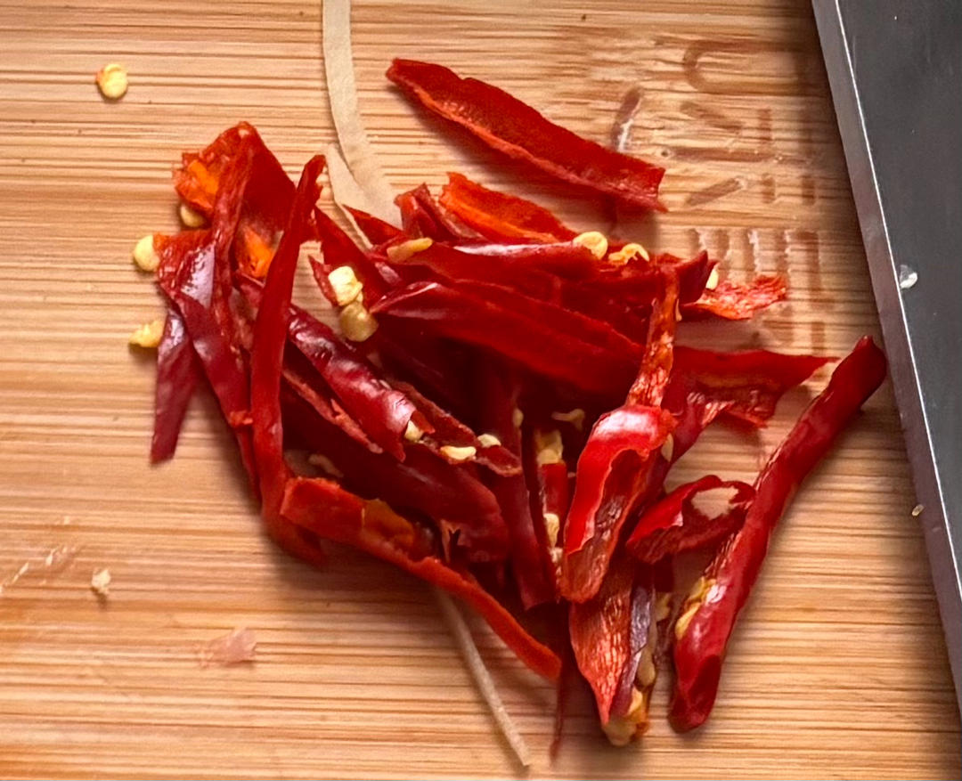 Slice the scallions and garlic and cut the dried chilies into threads