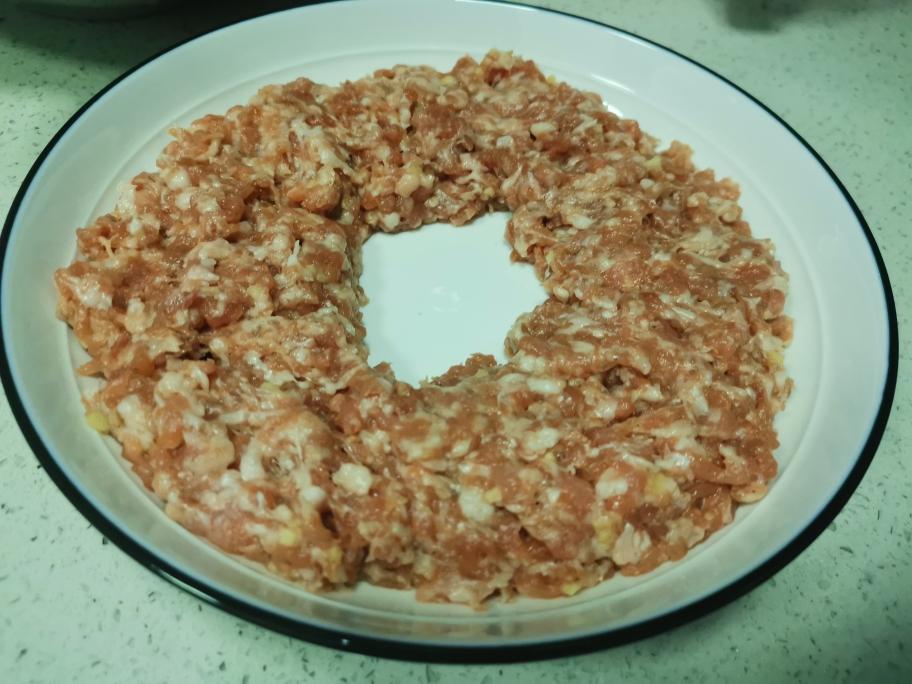 Shape the pork into a ring on the plate