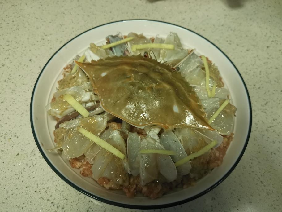 Rinse the swimming crab; break it apart clean