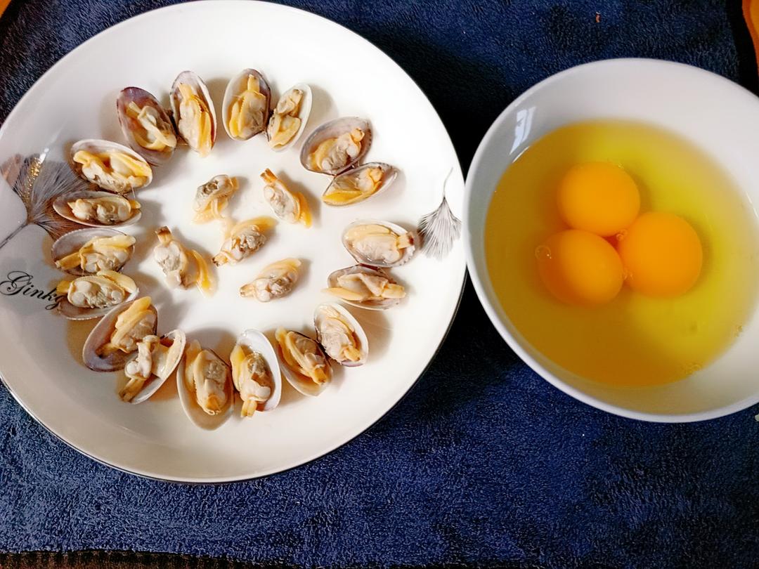 Beat the eggs and arrange the clams in the dish