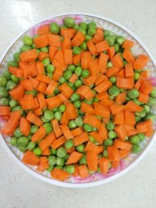 Wash the peas and dice the carrot together