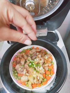Open the lid and garnish with scallion