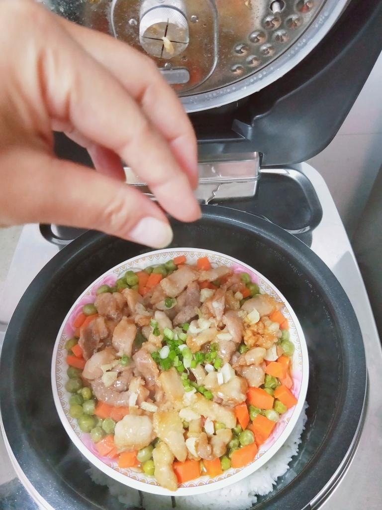Open the lid and garnish with scallion