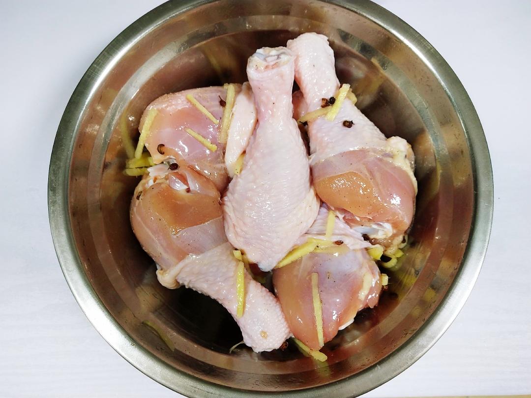 Marinating chicken drumsticks overnight with salt, ginger, white pepper, and Sichuan peppercorns