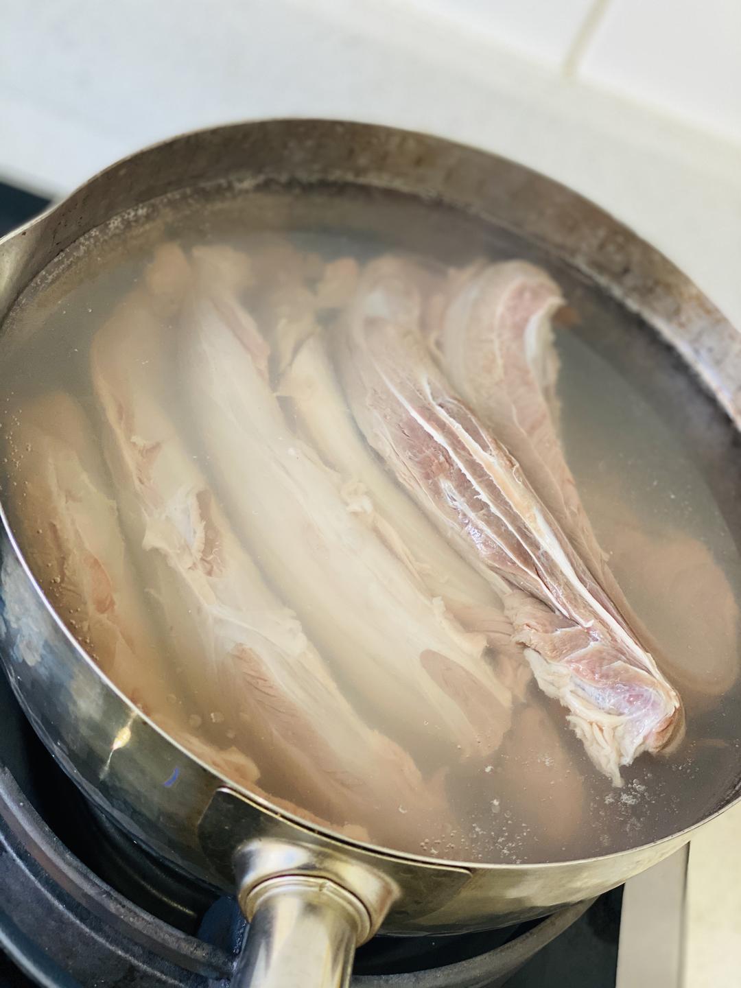 Blanching the beef shank in boiling water