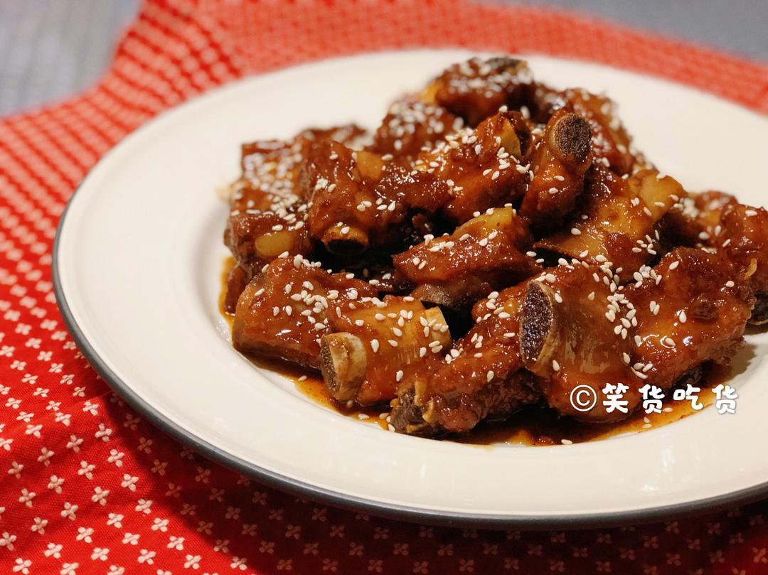 Plate the ribs and garnish with toasted sesame