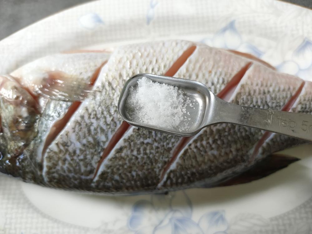 Stuffing ginger into the sea bass cavity