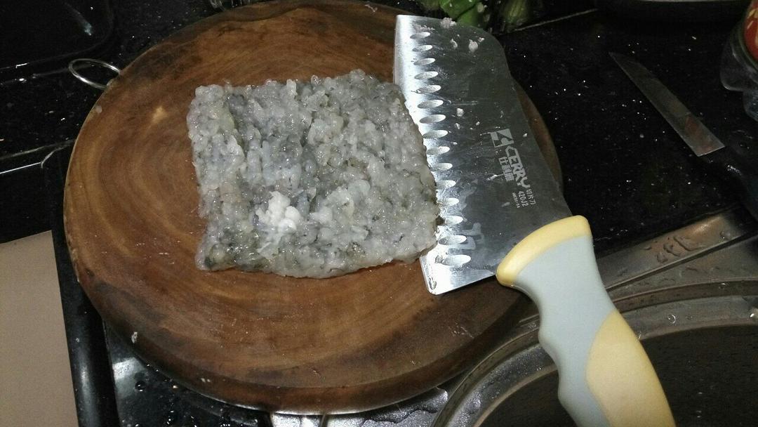 Stuffing okra halves with shrimp mixture