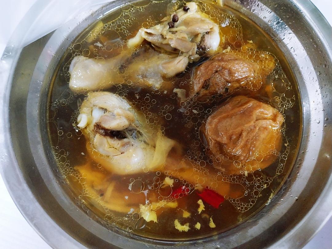 Steaming chicken drumsticks in a covered pot over high heat
