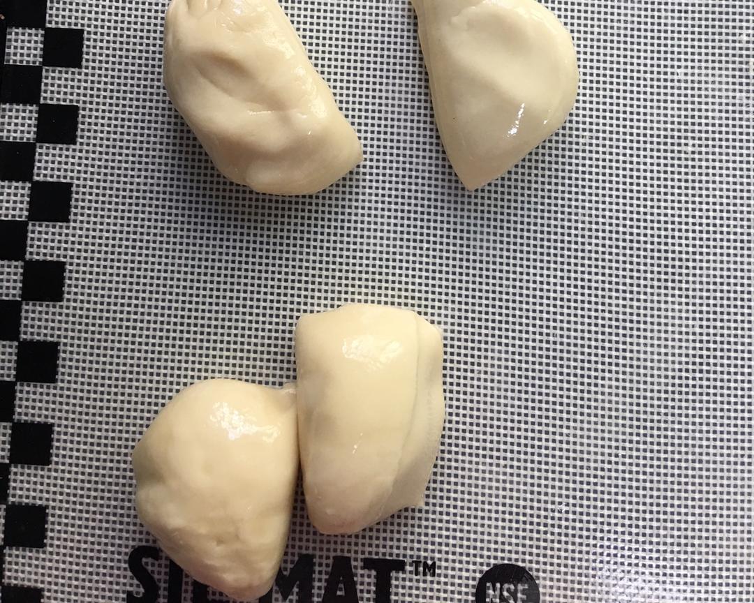 Brush the dough with oil, cover and let it rest for 30 minutes