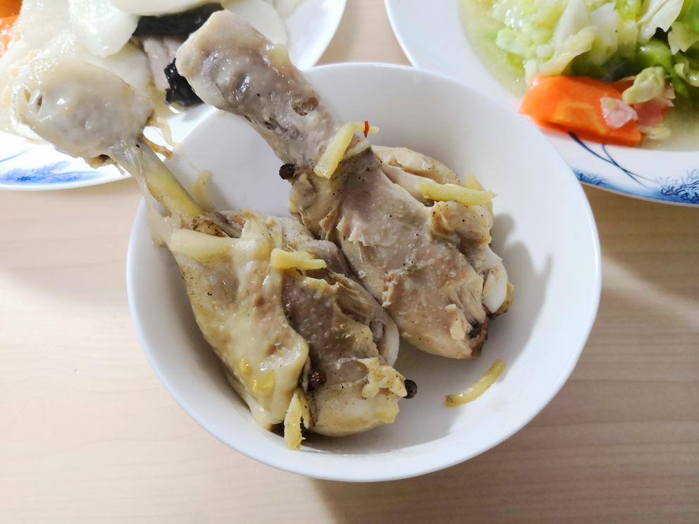 Steamed chicken drumsticks ready to serve with savory juices