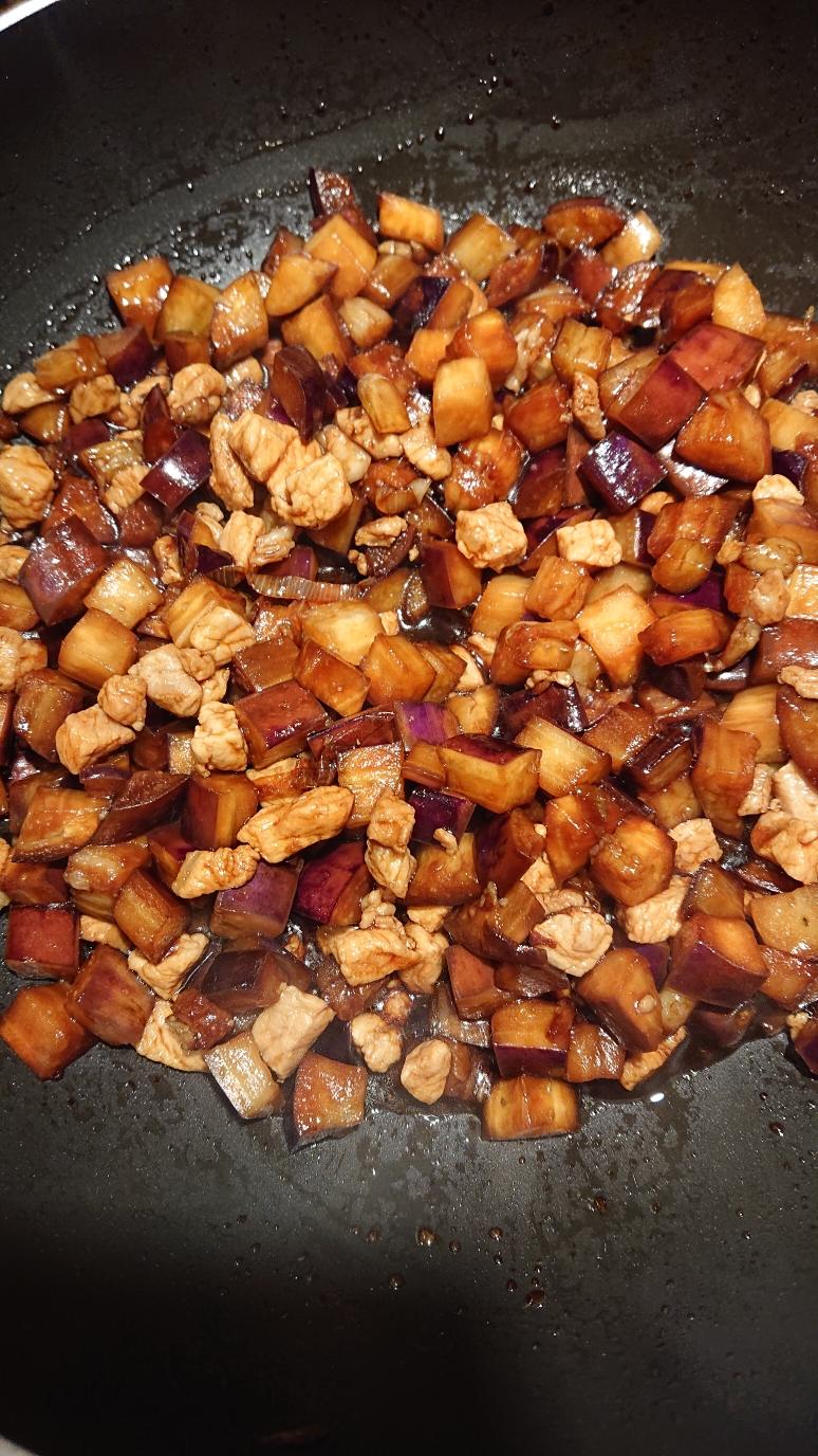 Seasoning the eggplant gravy with soy sauces