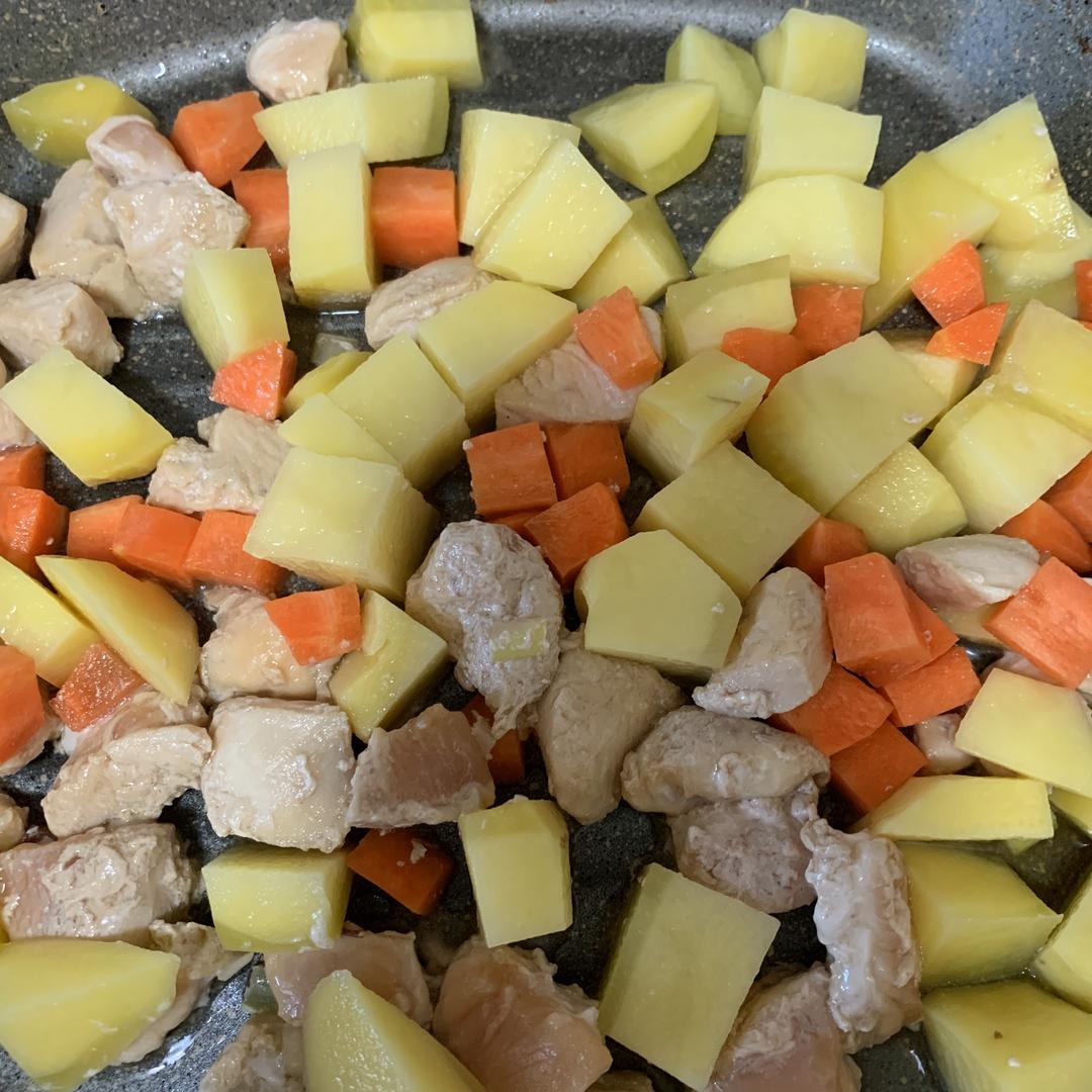 Pan-frying potatoes and carrots for Japanese curry