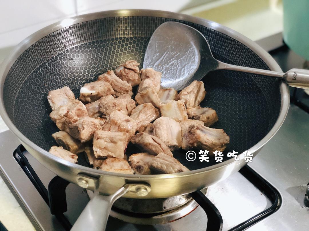 Heat a wok over medium heat with 1