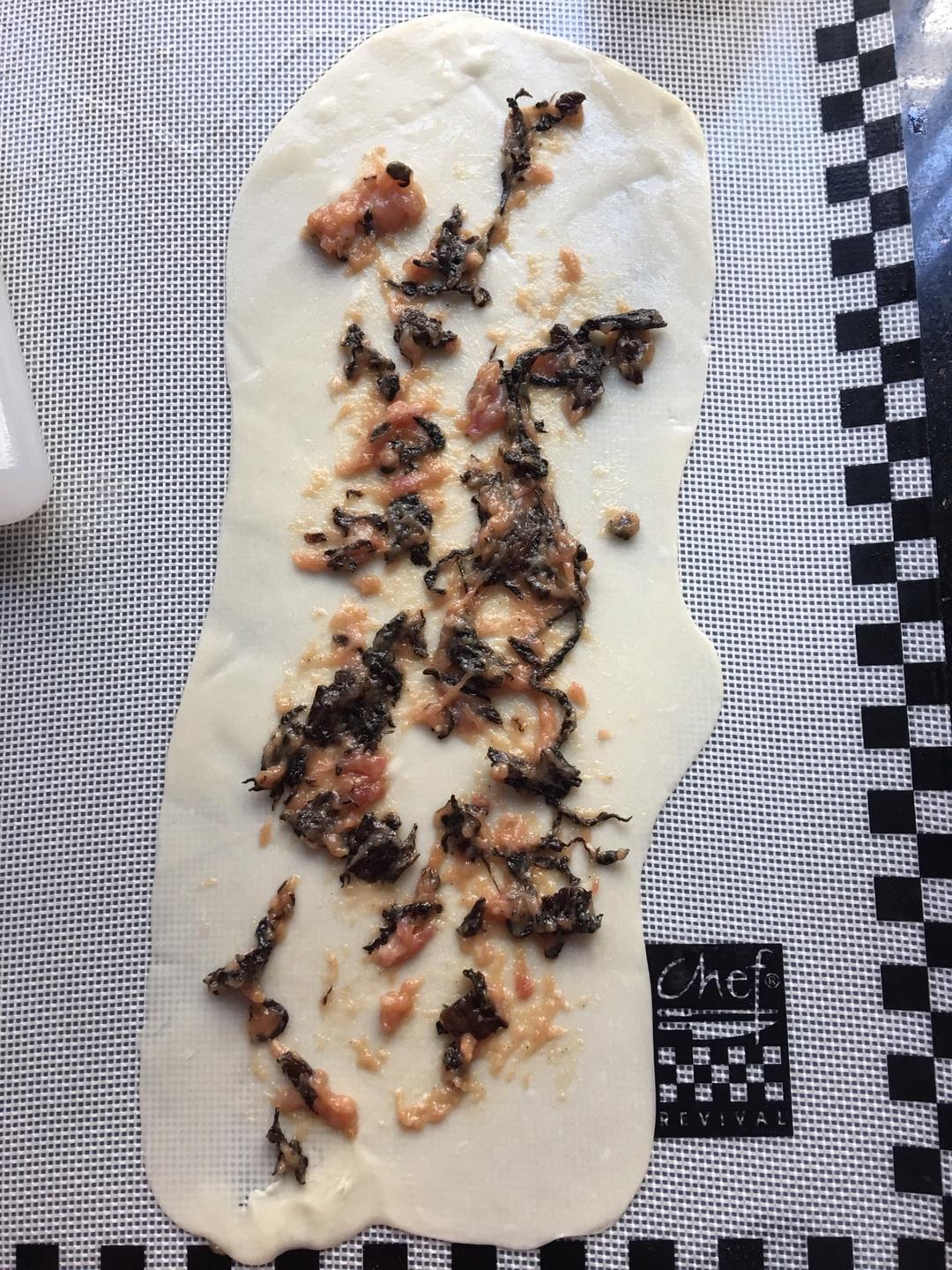 Spread the pork filling evenly over one oval