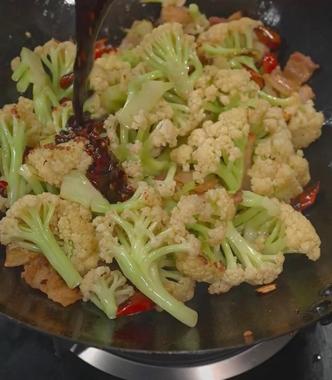 Stir-frying cauliflower with the sauce