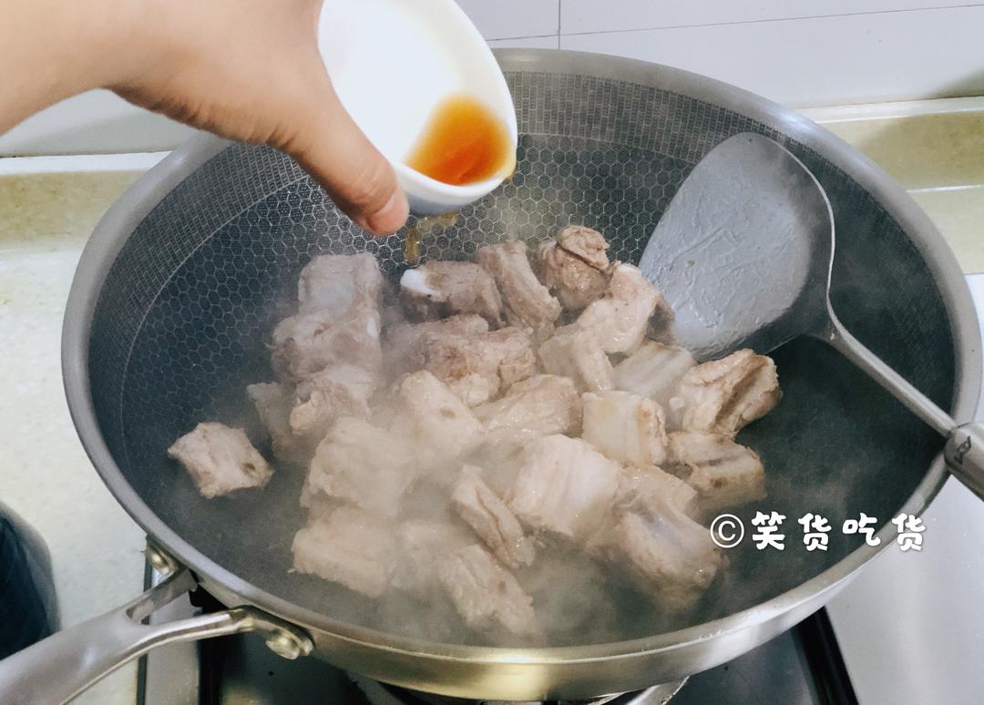 Pour in the pre-measured sauce (1 tbsp Shaoxing