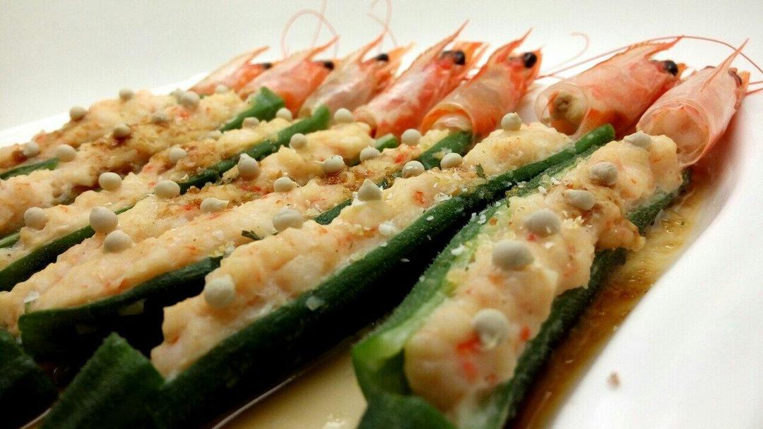 Pouring sizzling oil over steamed okra