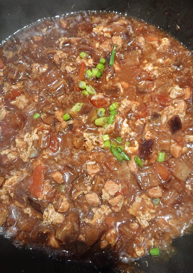 Thickening the gravy with cornstarch slurry