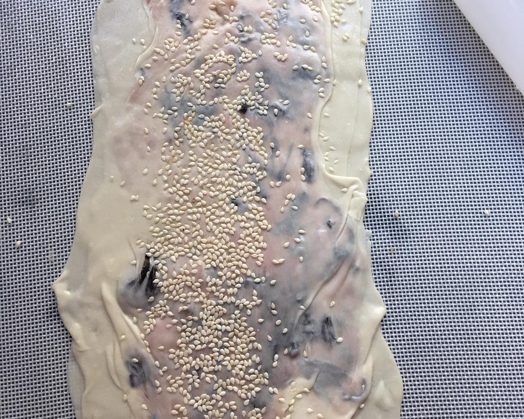 Brush the surface with oil and sprinkle with sesame seeds