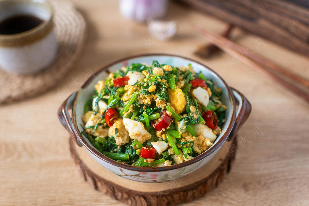 Finished Chrysanthemum Greens Salad with eggs