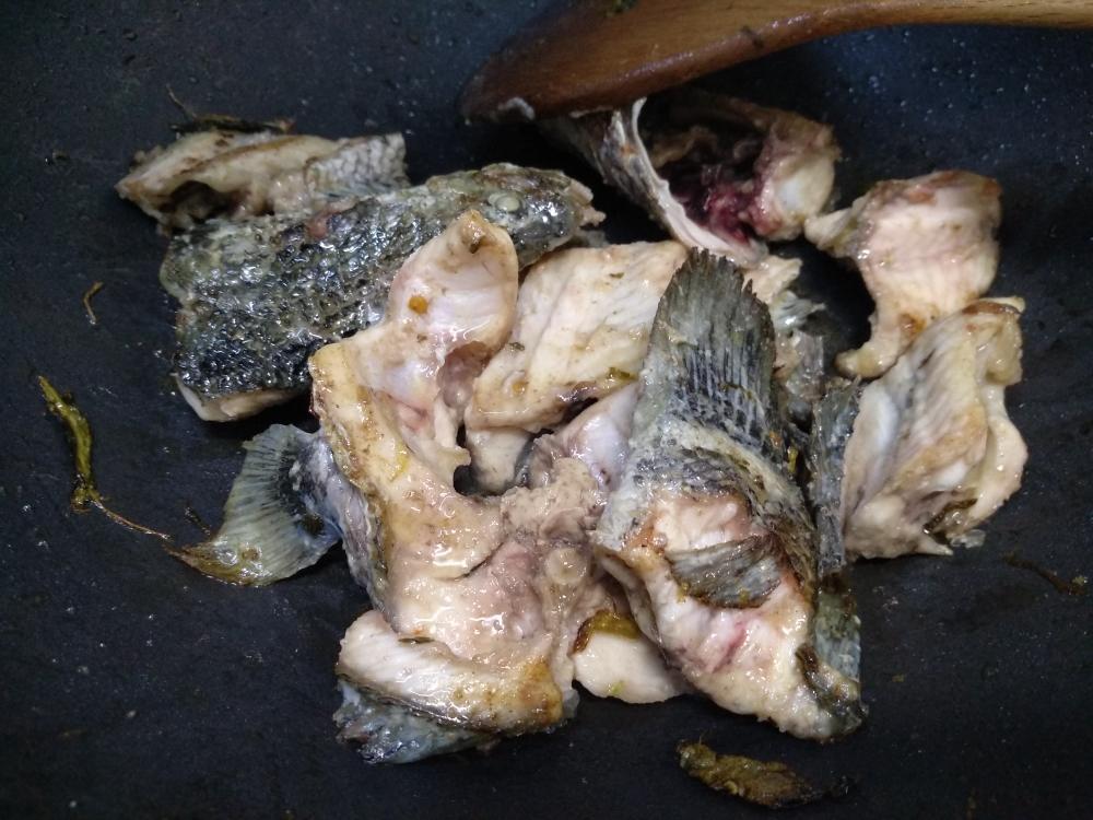 Fry the fish bones golden, add the greens, and pour in the boiling water