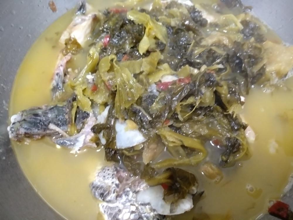 Lift the bones and greens into the serving bowl