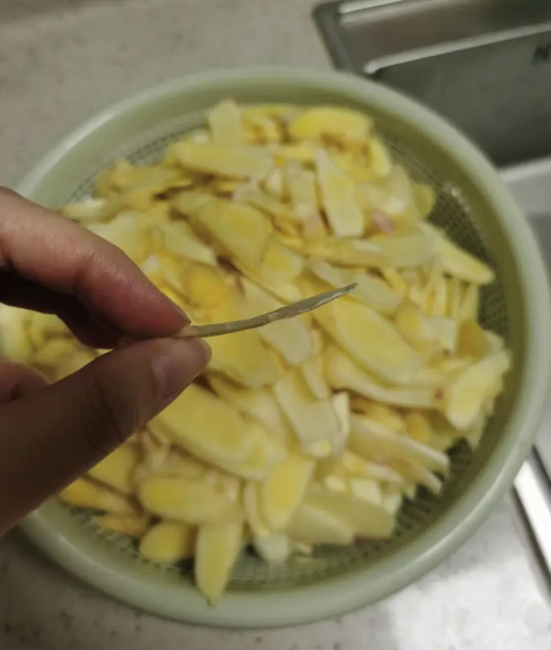 Slice the young ginger into thin uniform slices