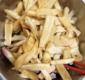 Boil the vinegar, sugar, and soy brine, then cool it completely